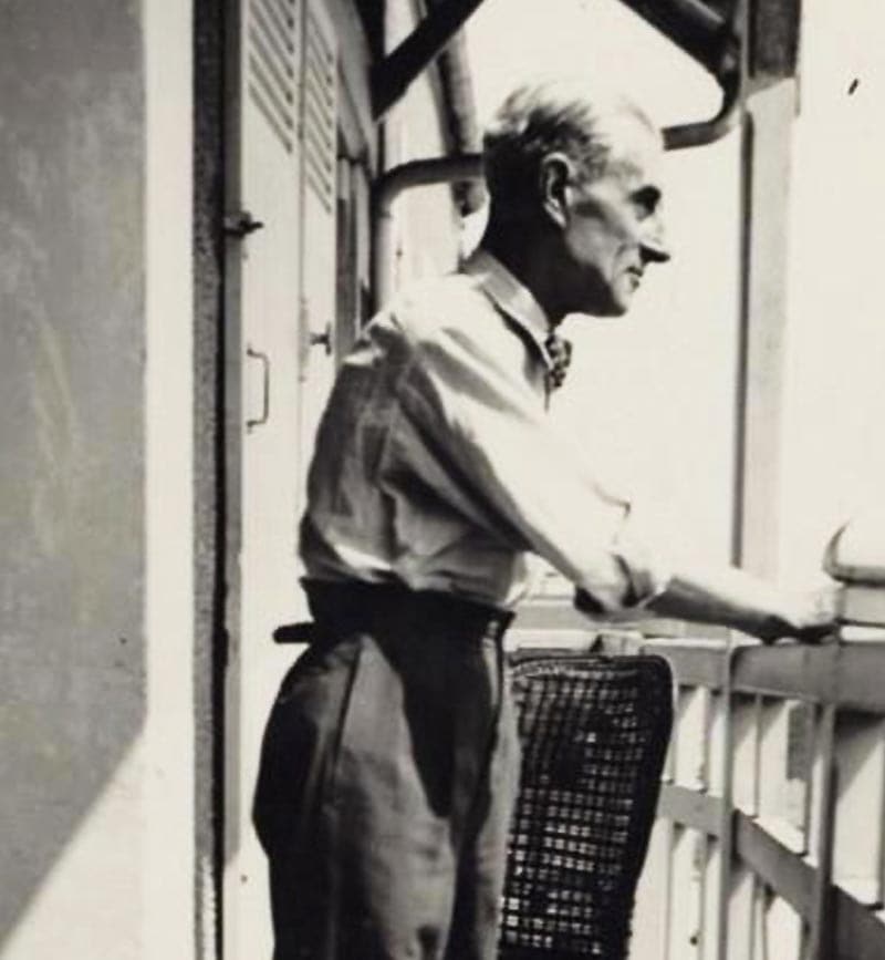 Ravel sur balcon a Montfort-l'Amaury, 1930 Maurice Ravel